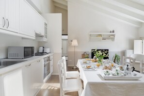 Fridge, microwave, oven, stovetop - Three-room apartment 5 beds wifi garage pool Gardasee (C.I.N. IT017145C28D9KD4SB) (Polpenazze del Garda)