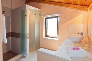 Duschwanne, Whirlpool, Haartrockner, Handtücher