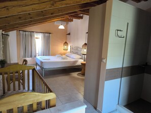 Ein Schlafzimmer mit einem Bett, einem Nachttisch und einem Holzstuhl.