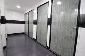 Regadera, amenidades de baño gratuitas, secadora de cabello, toallas