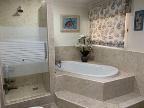 Badewanne, Haartrockner, Handtücher, Seife