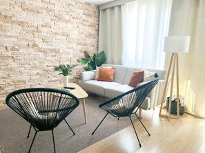 Una televisión, videojuegos, libros