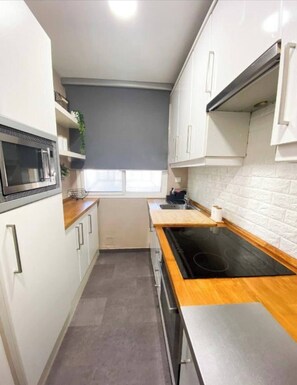 Frigorífico, microondas, horno y placa de cocina