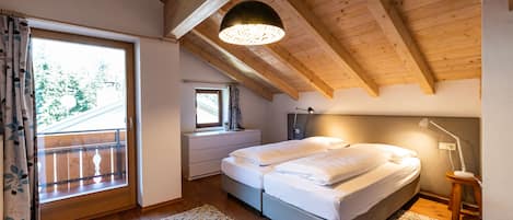 3 bedrooms, travel cot, free WiFi, bed sheets