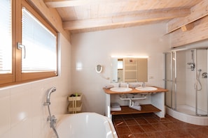 Bathtub, hair dryer, bidet, towels - 100sqm apartment in central location in Lutago with three rooms (Lutago)