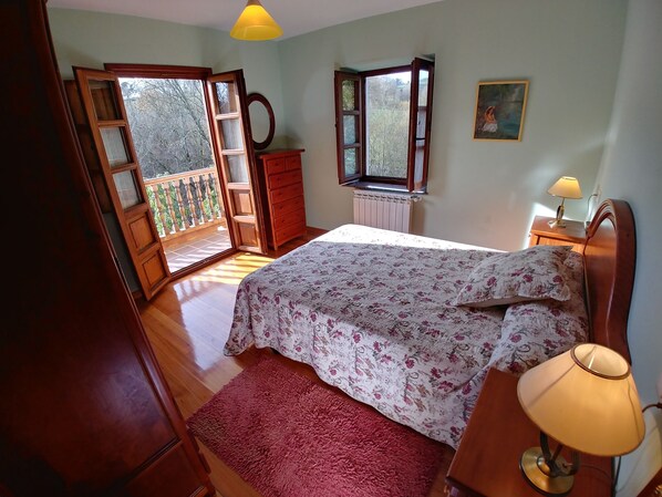 5 bedrooms, iron/ironing board, bed sheets
