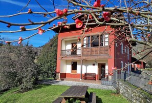 Outdoor dining - Rural tourist houses (San Román de Villa)