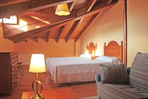 5 bedrooms, iron/ironing board, bed sheets - Rural tourist houses (San Román de Villa)