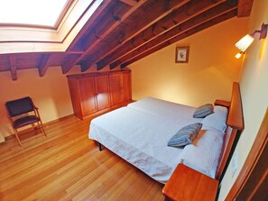 5 bedrooms, iron/ironing board, bed sheets