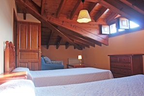 5 bedrooms, iron/ironing board, bed sheets