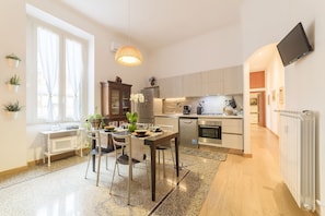 Réfrigérateur, four à micro-ondes, un four, surface de cuisson