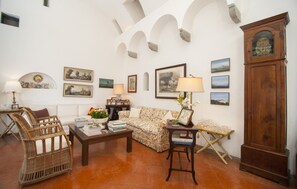 TV, peis, DVD-spiller og fotballspill