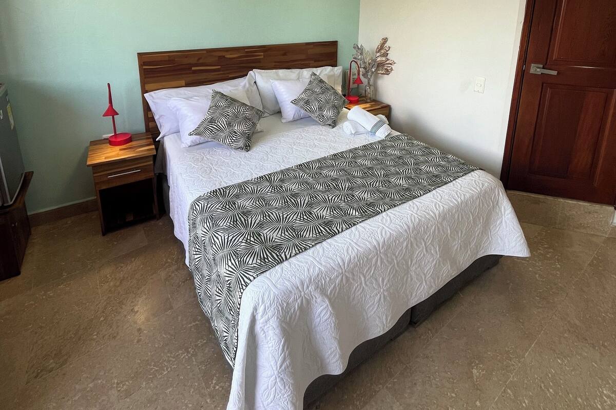 Habitación doble superior, 1 cama Queen size, para no fumadores | Edredón, minibar, caja de seguridad en la habitación y escritorio