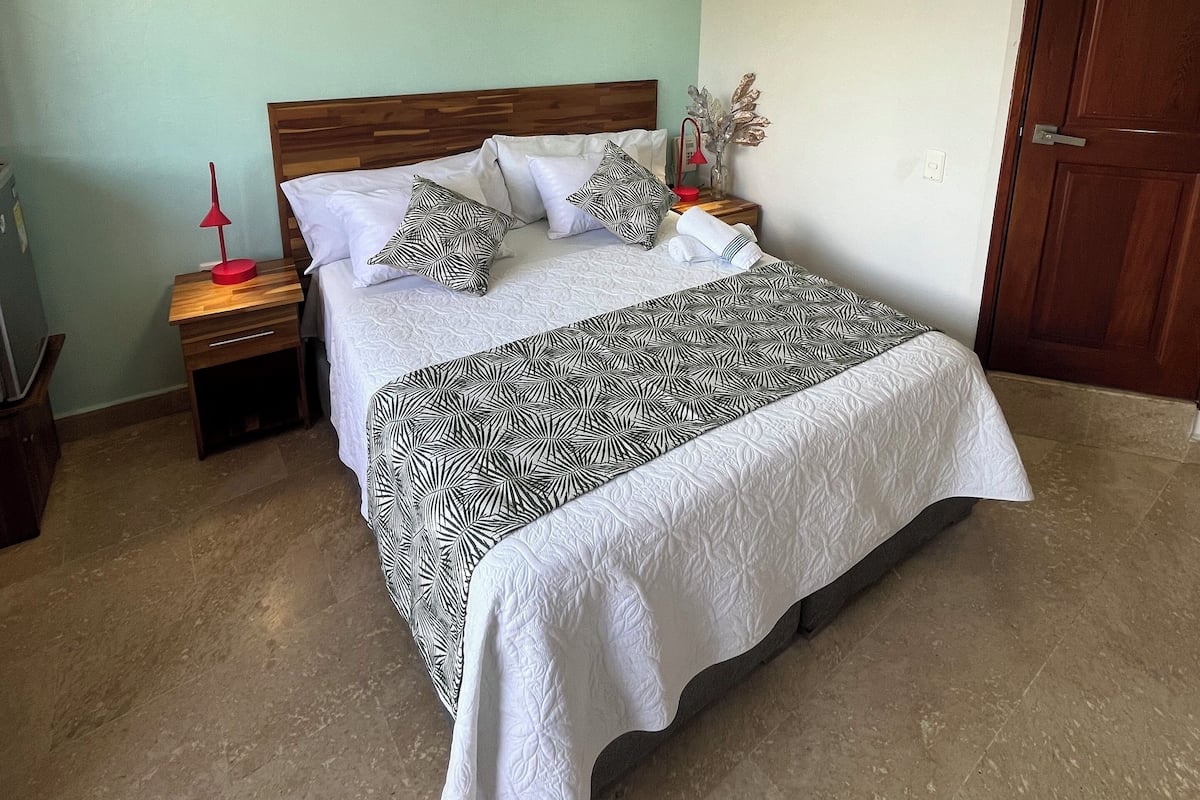 Habitación doble superior, 1 cama Queen size, para no fumadores | Edredón, minibar, caja de seguridad en la habitación y escritorio