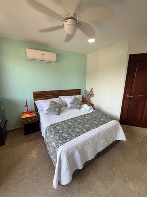 Habitación doble superior, 1 cama de matrimonio, no fumadores | Edredones de plumas, minibar, caja fuerte y escritorio