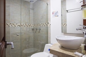 Deluxe Double Room | Bilik Mandi | Pancuran mandi, pengering rambut, tuala disediakan, sabun 