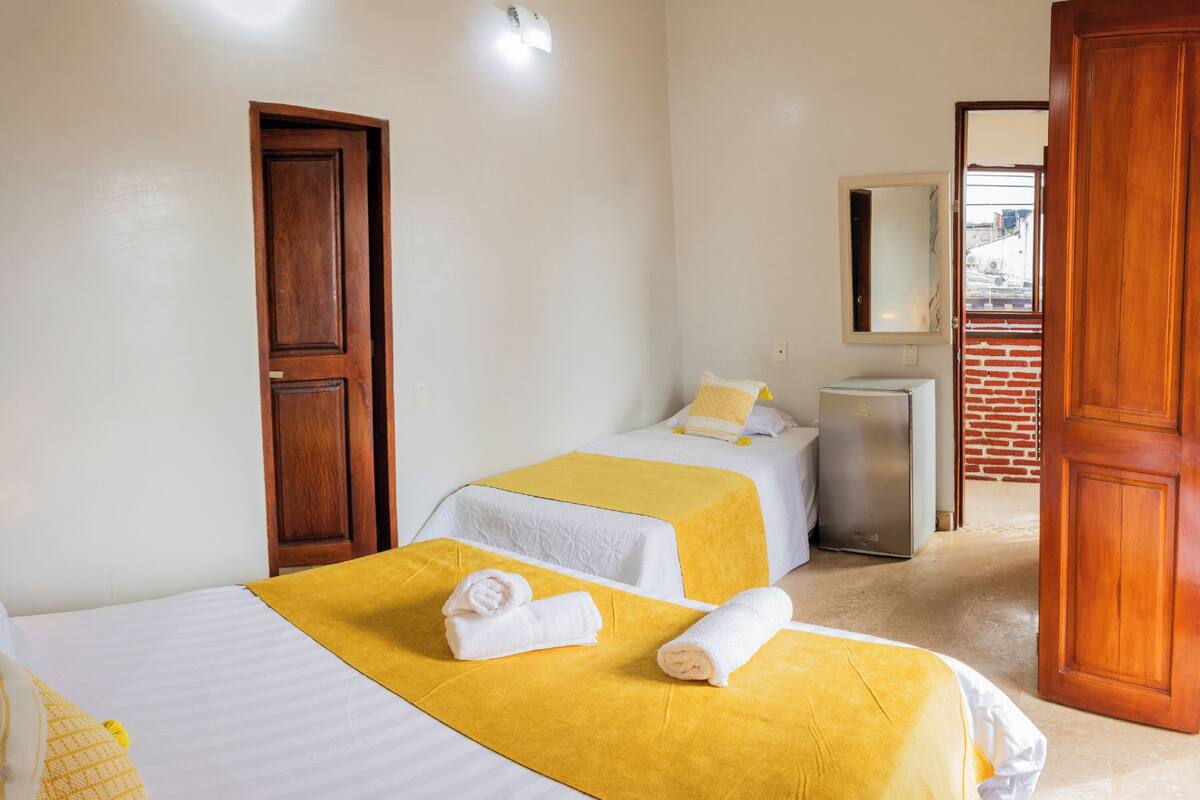Edredón, minibar, caja de seguridad en la habitación y escritorio