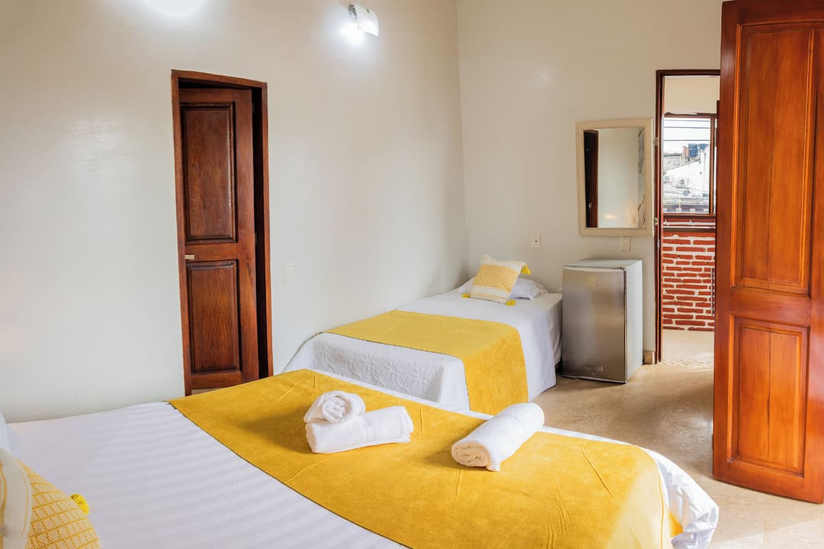 Cubrecamas, minibar, caja de seguridad en la habitación y escritorio