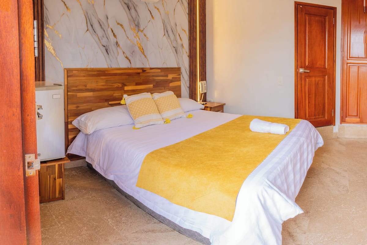 Edredón, minibar, caja de seguridad en la habitación y escritorio