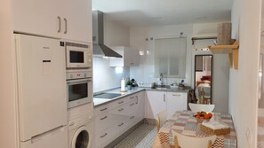 Een koelkast, een microgolfoven, een oven, een kookplaat