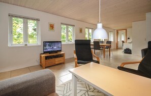 TV, DVD player - 2 bedroom beautiful home in Stege (Stege)