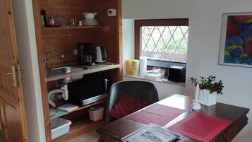 Fernseher, Bücher, Musikbibliothek