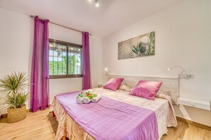 4 bedrooms, iron/ironing board, free WiFi, bed sheets