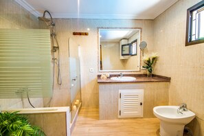 Shower, hair dryer, towels