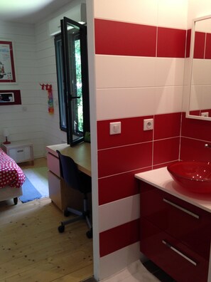 3 chambres, fer et planche à repasser, accès Internet, draps fournis