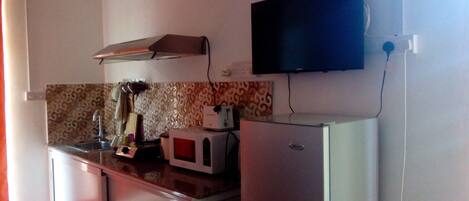 Jääkaappi, mikroaaltouuni, liesi, leivänpaahdin