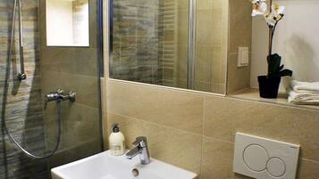 Dusche, Haartrockner, Handtücher, Seife