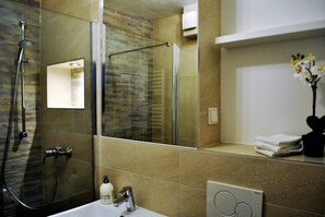 Shower, hair dryer, towels, soap - Luxury Apartment new & stylish (Kassel)