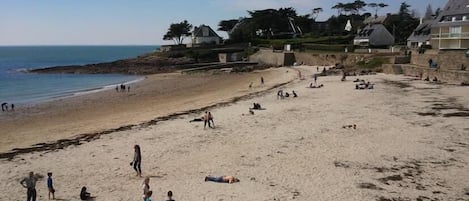 Strand | Nära stranden och solstolar