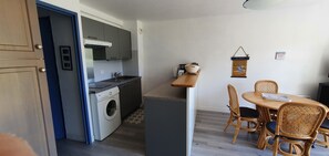 Fridge, microwave, oven, stovetop - ground floor apartment (Arzon)