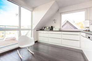 Réfrigérateur, four à micro-ondes, un four, surface de cuisson