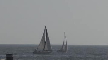 在海滩、沙滩椅、沙滩毛巾