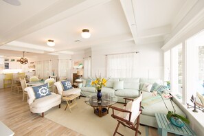 Una Smart TV, una chimenea, un reproductor de DVD, libros