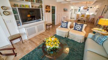 Smart TV, chimenea, reproductor de DVD y libros