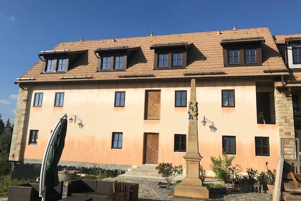 Postmeilensäule vor dem Kemenatenhaus