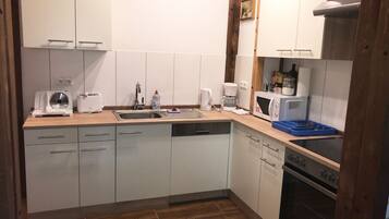 Frigorífico, microondas, horno y placa de cocina