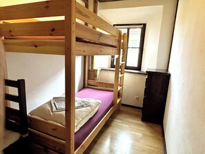 3 habitaciones, tabla de planchar con plancha y cuna de viaje 