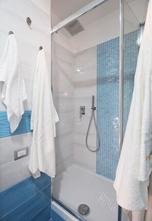 Douche, sèche-cheveux, bidet, serviettes fournies