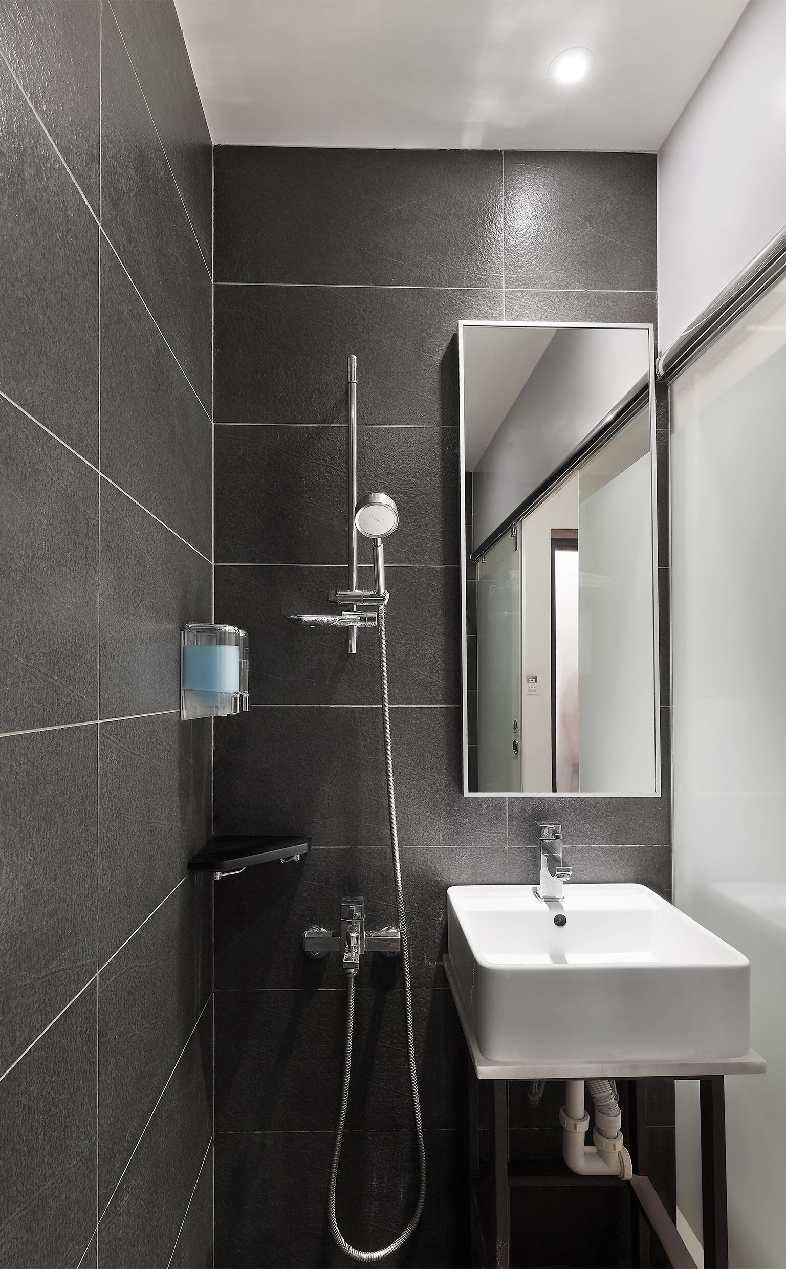 Kamar Double Standar, tanpa jendela | Kamar mandi | Pengering rambut, sandal, handuk, dan sampo