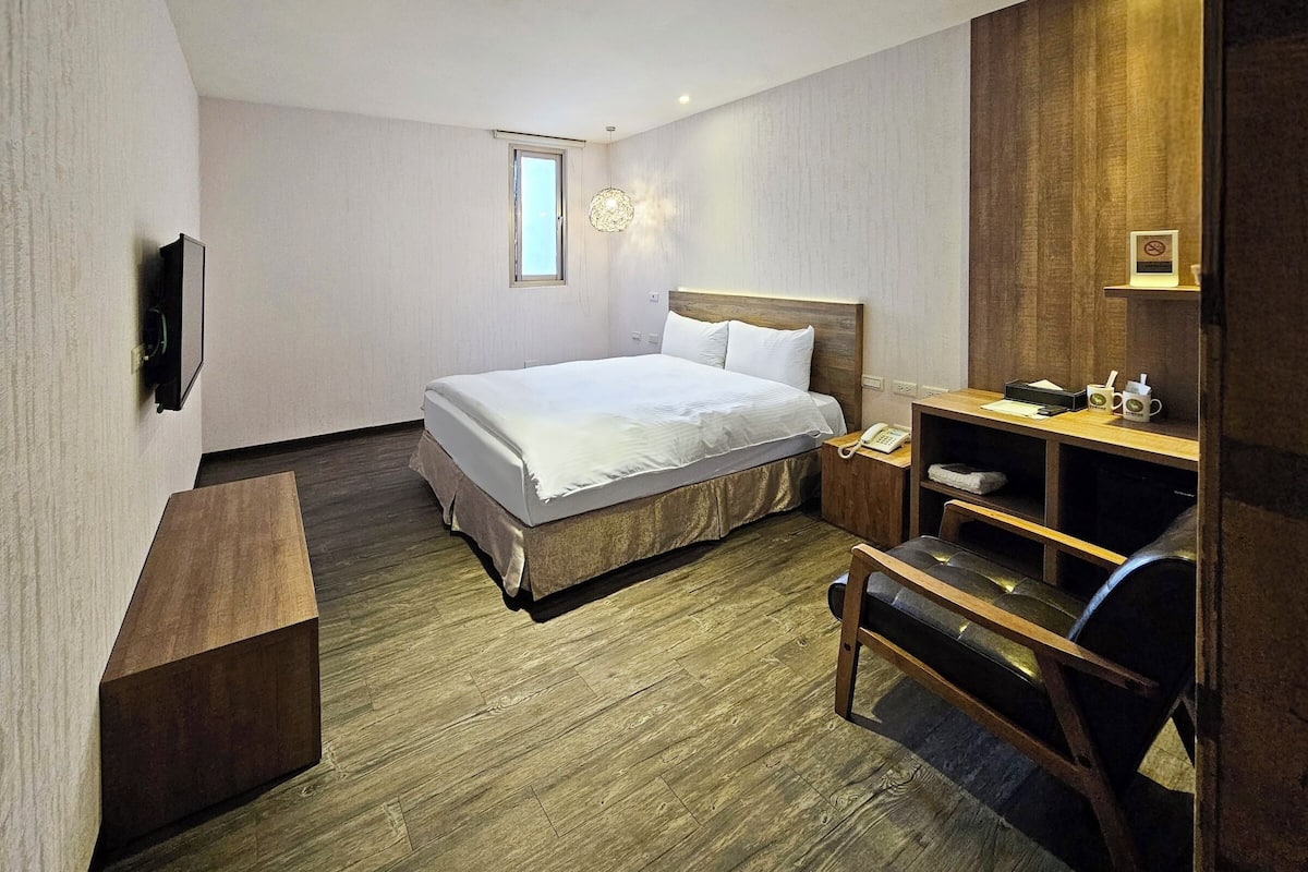 Standard Double Room, Mobility Accessible | Desk, blackout drapes, iron/ironing board, free WiFi