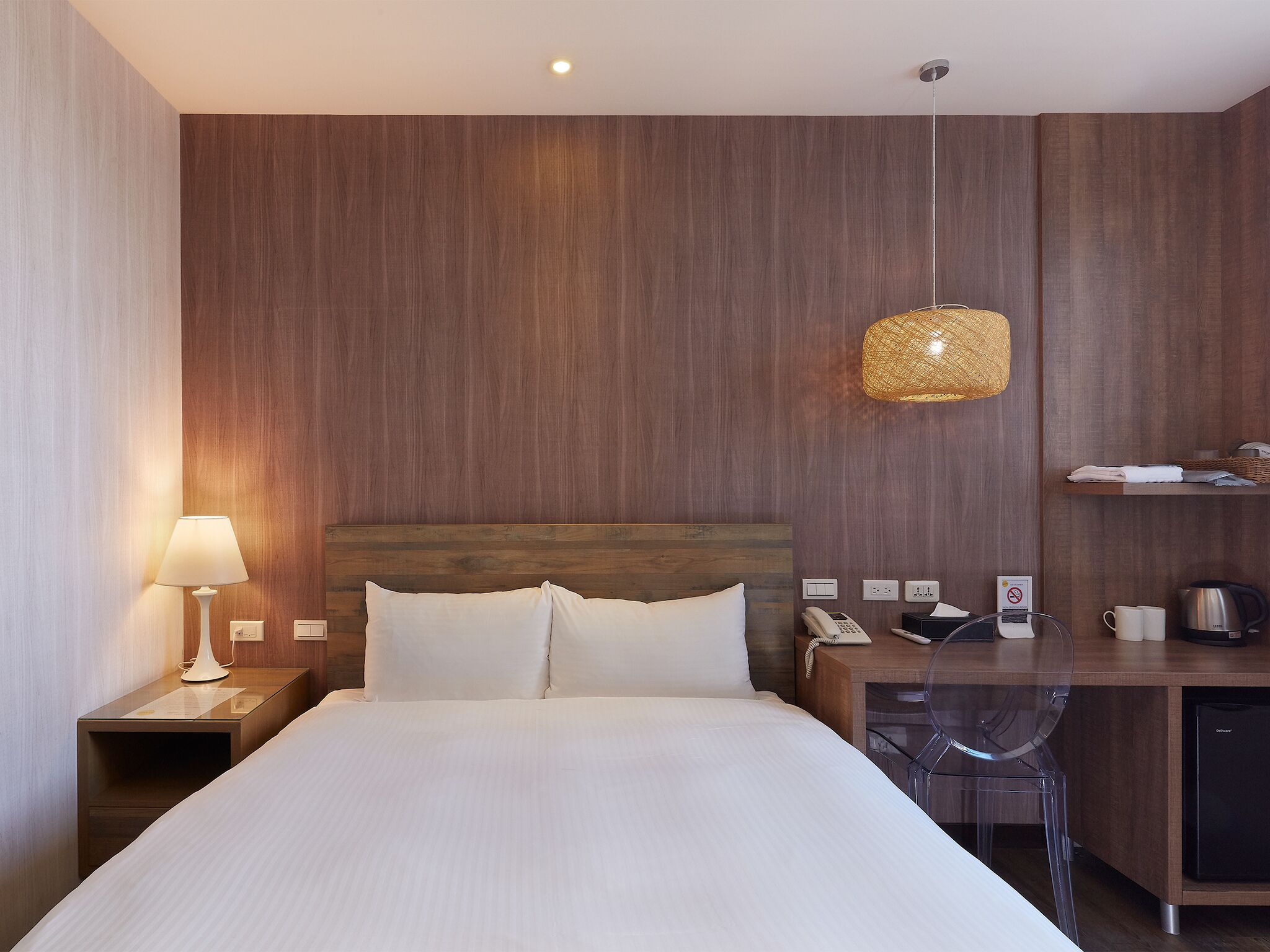 Quarto casal luxo, banheira | Escrivaninha, cortinas blackout, ferros/tábuas de passar roupa