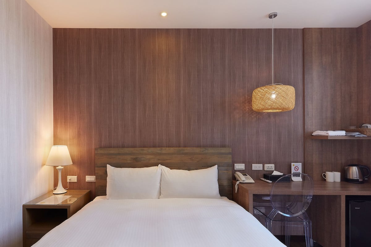 Quarto casal luxo, banheira | Escrivaninha, cortinas blackout, ferros/tábuas de passar roupa