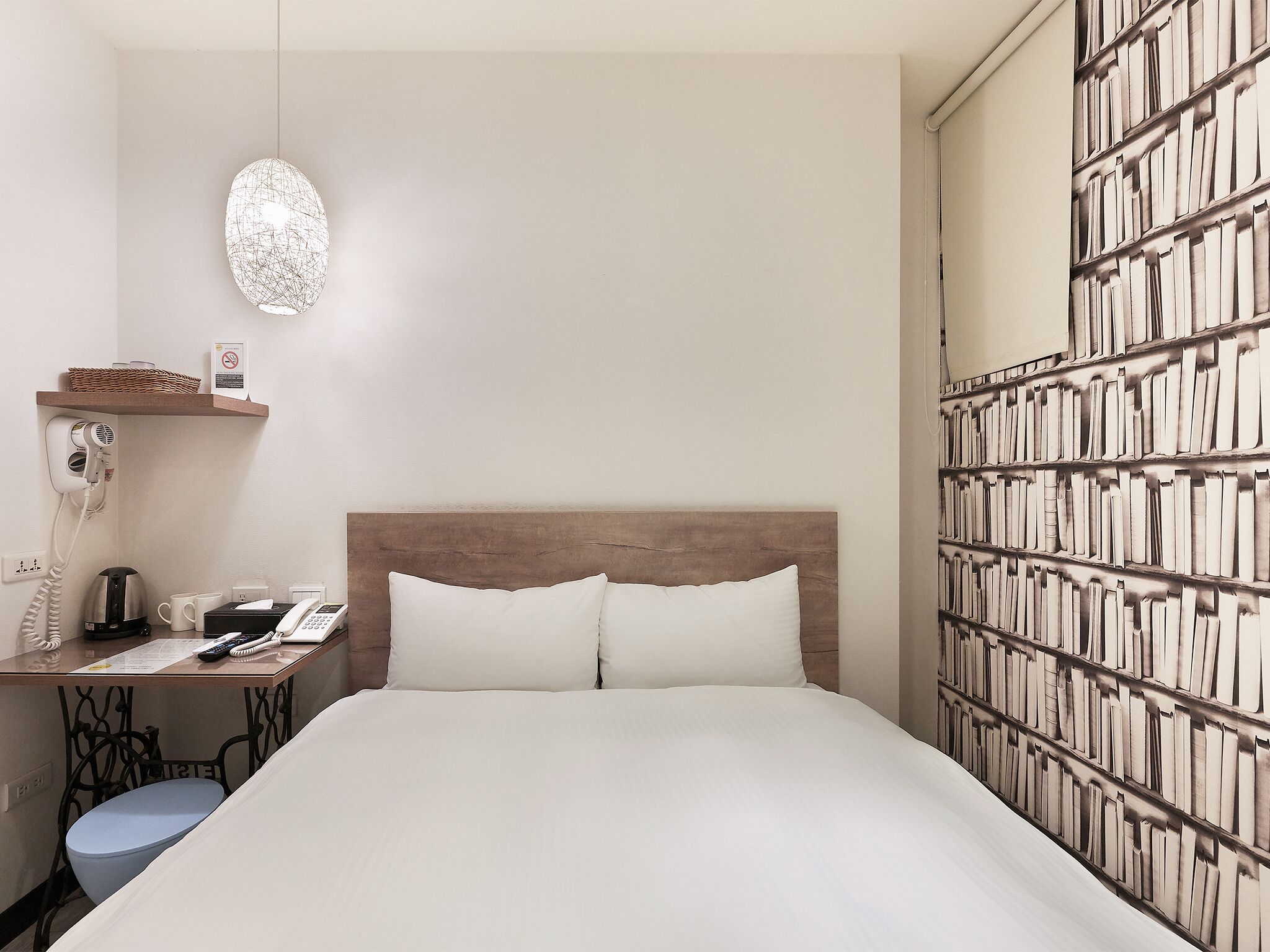 Quarto casal standard, sem janelas | Escrivaninha, cortinas blackout, ferros/tábuas de passar roupa