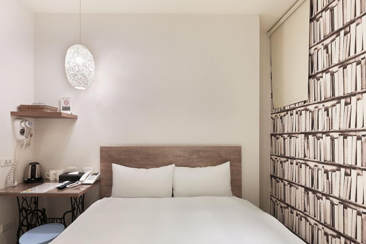 Quarto casal standard, sem janelas | Escrivaninha, cortinas blackout, ferros/tábuas de passar roupa