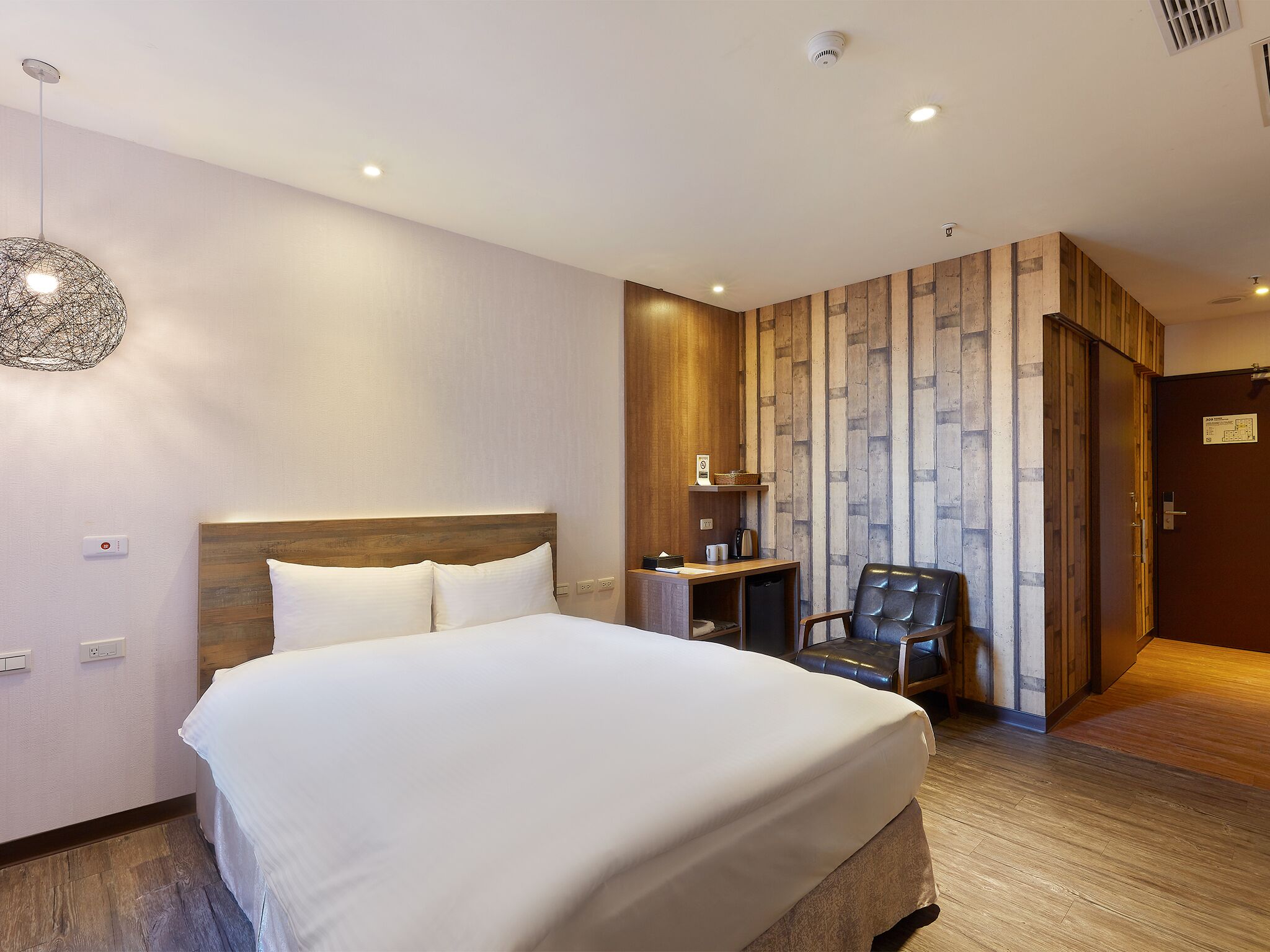 Quarto casal standard, acessível para pessoas com deficiência física | Escrivaninha, cortinas blackout, ferros/tábuas de passar roupa