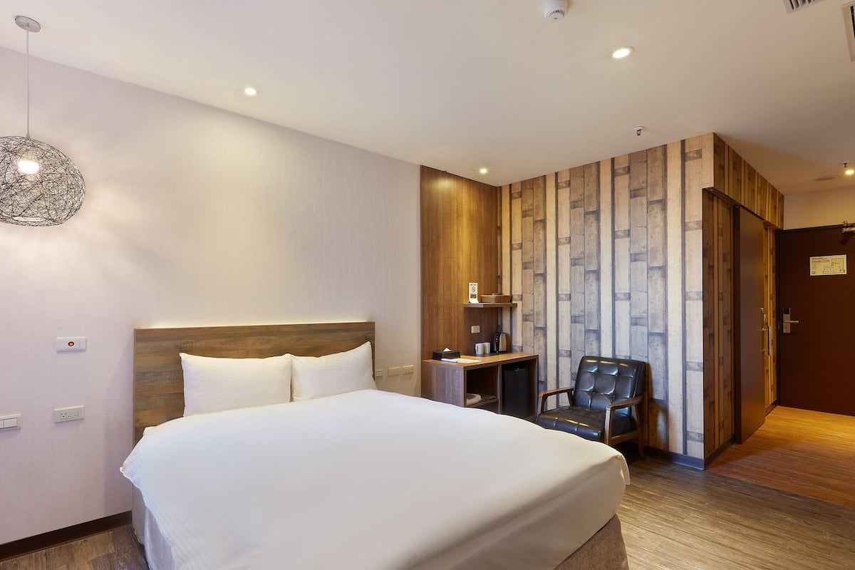 Quarto casal standard, acessível para pessoas com deficiência física | Escrivaninha, cortinas blackout, ferros/tábuas de passar roupa